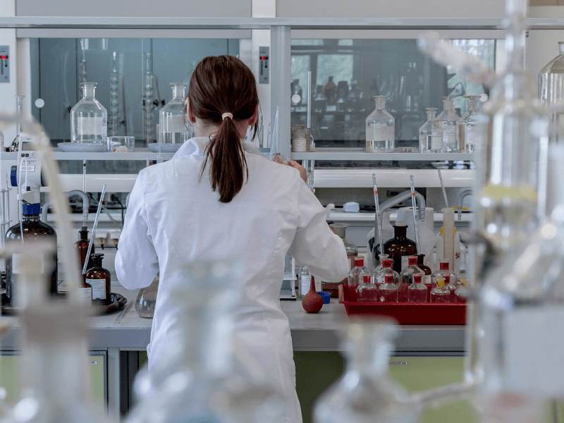 travailleur isolé laboratoire